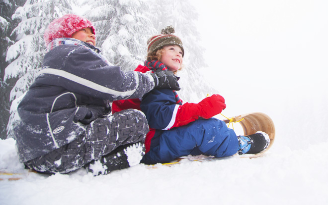 children-playing-in-the-snow_SKvXNHRBj