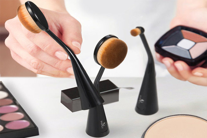 $6.99 (Reg $20) Standable Oval 5-Piece Makeup Brush Set