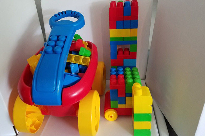 $16.46 ($42.49 Value) Mega Bloks Scooping Wagon & 80-Piece Blok Bundle