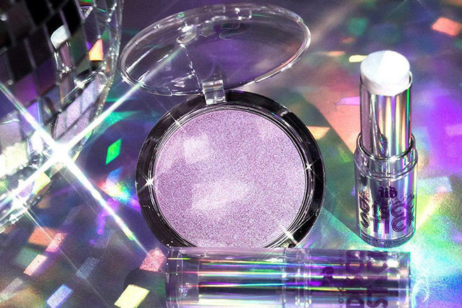 Urban Decay Holographic Highlighter Powder Only $14.50 at Sephora (Regularly $29)